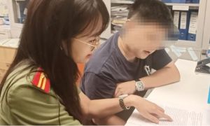 Đối tượng nước ngoài giấu thỏi kim loại màu vàng trong vùng kín nhập cảnh tại...