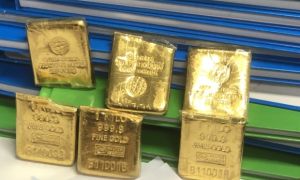 2 hành khách nước ngoài giấu 6kg nghi là vàng nhập cảnh vào Việt Nam