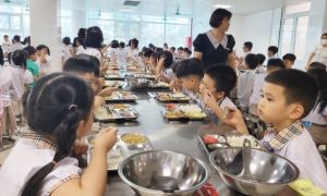 Ban đại diện phụ huynh hào hứng thu tiền nhưng im lặng khi bữa ăn tệ