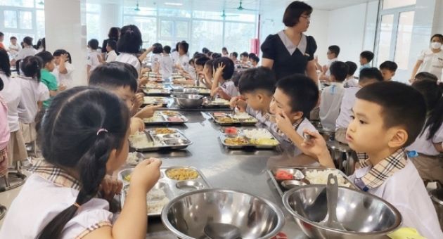Ban đại diện phụ huynh hào hứng thu tiền nhưng im lặng khi bữa ăn tệ