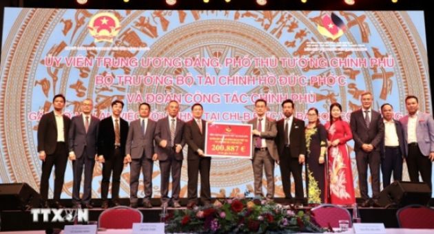 Cộng đồng người Việt Nam tại Đức ủng hộ tổng cộng gần 400.000 euro cho đồng...
