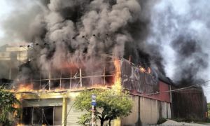 Kho gỗ 400 m2 ở Bắc Giang cháy ngùn ngụt