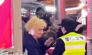 Cảnh sát Thượng Hải ngăn người hóa trang thành Trump dịp Haloween