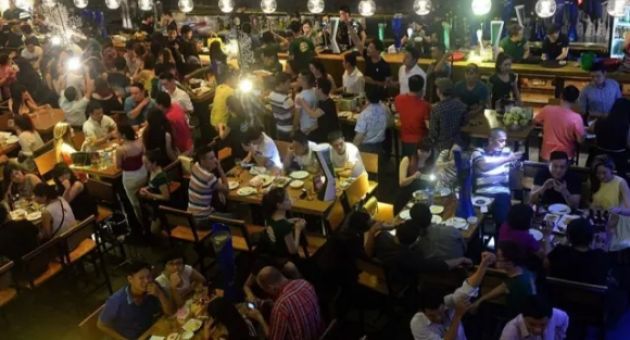 5 chai bia bằng cốc trà sữa: Người Việt lạc trôi trong