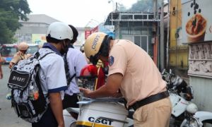 Học sinh bật khóc khi CSGT vào tận trường kiểm tra xe máy