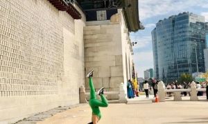 Nữ du khách Việt tập yoga bên ngoài cung điện Hàn Quốc gây tranh cãi