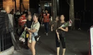 Báo Thái đăng ảnh nhóm du khách nghi người Việt bế trẻ em chèo kéo khách nước...