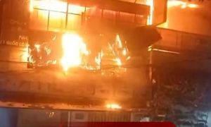 Cháy dữ dội tiệm spa lan qua 2 nhà hàng xóm ở Bình Tân