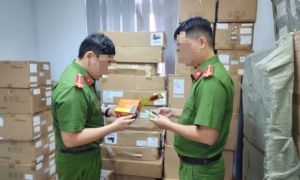 Cảnh sát ‘đột kích’ kho thuốc lá điện tử ‘khủng’ nhất Đà Nẵng