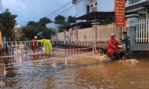 Nước lũ dâng, dân Nha Trang chật vật dọn đồ