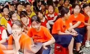 Học sinh phải cởi áo ấm giữa trời lạnh, trường giải trình gì?