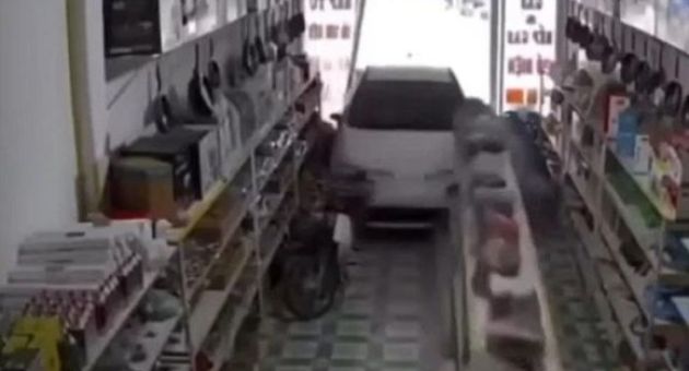 Vụ ô tô lao vào nhà tông tử vong bé 17 tháng tuổi: Người gây tai nạn là công...