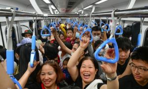 Metro chạy xuyên đêm chở khách đón Tết Dương lịch