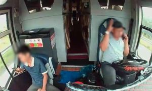 Dùng điện thoại khi điều khiển ô tô bị phạt từ 4 - 6 triệu đồng
