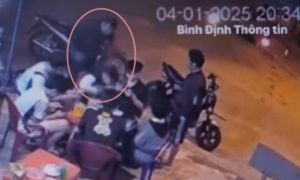Vụ người đàn ông đánh tới tấp một bé trai: Bức xúc khi không ai can ngăn