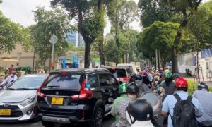 Kẹt xe kinh hoàng ở TPHCM, xe máy vẫn không dám leo lề