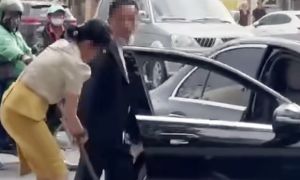 Tình tiết mới vụ tài xế Mercedes bẻ hoa rồi rút kiếm