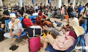 Chưa đến cao điểm Tết, người ở sân bay Tân Sơn Nhất đã kín mít, bị delay