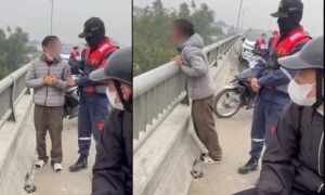 Xót xa người cha đứng bám thành cầu bật khóc gọi