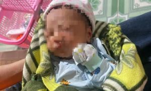 Bé gái sơ sinh bị bỏ rơi kèm tờ giấy