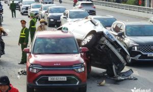 Hà Nội: Đạp nhầm chân ga, tài xế ô tô lao lên xe máy gây ra vụ tai nạn liên hoàn