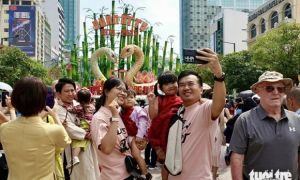 Nhiều gia đình du xuân, quán xá, siêu thị mở cửa xuyên Tết  đón khách