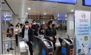 Metro số 1 TPHCM chạy chậm khi mưa lớn để tránh dừng đột ngột