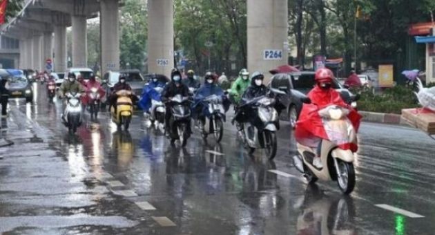 Người dân Hà Nội co ro trong mưa và rét đậm