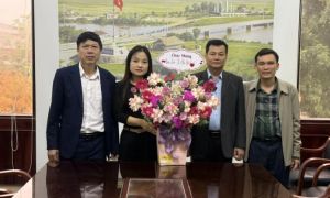 Đến chúc mừng ngày 8-3, trung tâm 15 người chỉ có 1 người làm việc, đề nghị...
