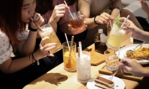 Người Việt không còn vung tiền đi cà phê, trà sữa