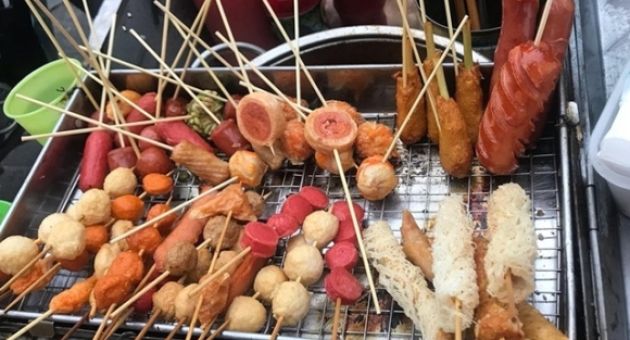Bộ Y tế cảnh báo nguy cơ tiềm ẩn từ “xiên bẩn” nướng trên đường phố