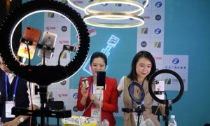 Bong bóng livestream Trung Quốc nổ tung: Nói khô cổ cả tháng không bán được...