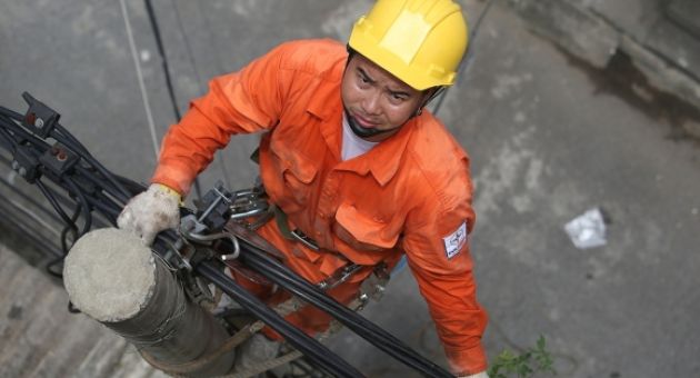 Giá điện tăng 4,8% lên hơn 2.200 đồng một kWh từ ngày mai