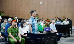 Cựu tổng cục trưởng khai 'mở túi hoa quả thấy 500 triệu gọi điện xin trả lại...