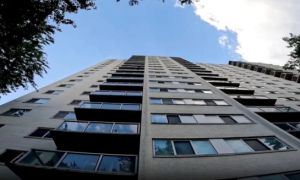 Bé hai tuổi sống sót sau khi rơi từ tầng 15