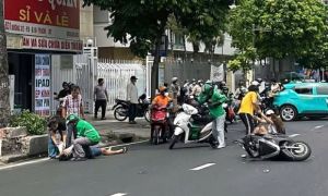 Ôtô tông loạt xe máy ở TP HCM, 3 người bị thương