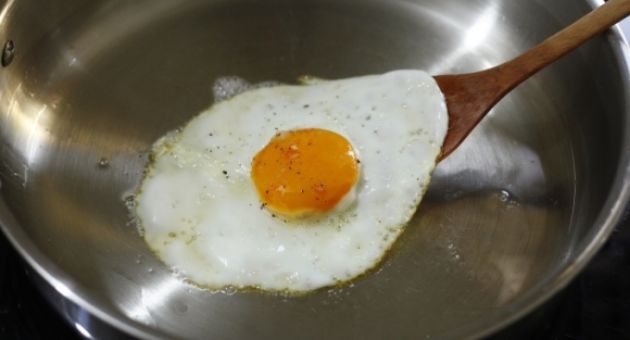 Mẹo chiên rán không bị sát chảo