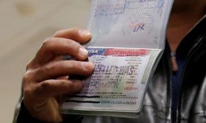 Chính quyền Trump cân nhắc phí 1.000 USD cho phỏng vấn nhanh visa