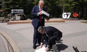 Thủ tướng Anh giải thích việc nhặt giấy tờ ông Trump đánh rơi