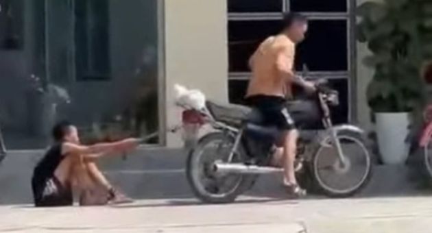Phẫn nộ hình ảnh bé trai bị bố xích chân kéo lê trên đường phố Hải Phòng