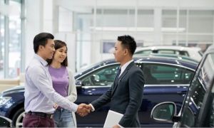 Phụ nữ dễ cảm thấy bị xem thường khi đi mua ô tô