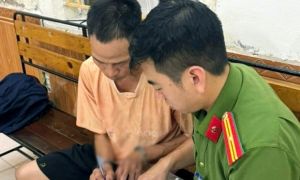 Tạm giữ ông bố xích hai chân con trai treo ngược rồi đánh