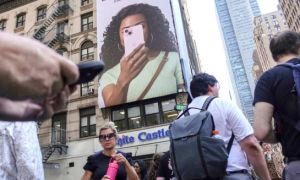 Ánh mắt vô cảm của Gen Z: Đáng thương hay đáng trách?