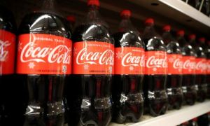 Coca-Cola ra mắt nước ngọt dùng đường mía sau tuyên bố của ông Trump