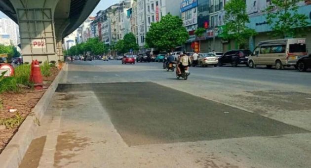 Xe SH đang đi chúi đầu mắc kẹt do nền đường sụp xuống: Khắc phục xong sự cố...