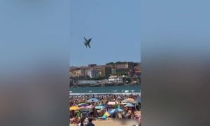 Tiêm kích Tây Ban Nha né chim, suýt đâm xuống biển