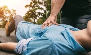 Bác sĩ 27 tuổi đang khỏe mạnh bỗng qua đời vì ngừng tim: Chuyên gia gióng lên...