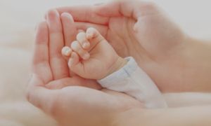 Em bé chào đời từ phôi thai đông lạnh 31 năm
