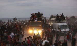Xe chở hàng viện trợ ở Gaza bị lật, đè chết 20 người