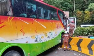 Xe buýt chở 20 du khách Việt gặp tai nạn ở Malaysia